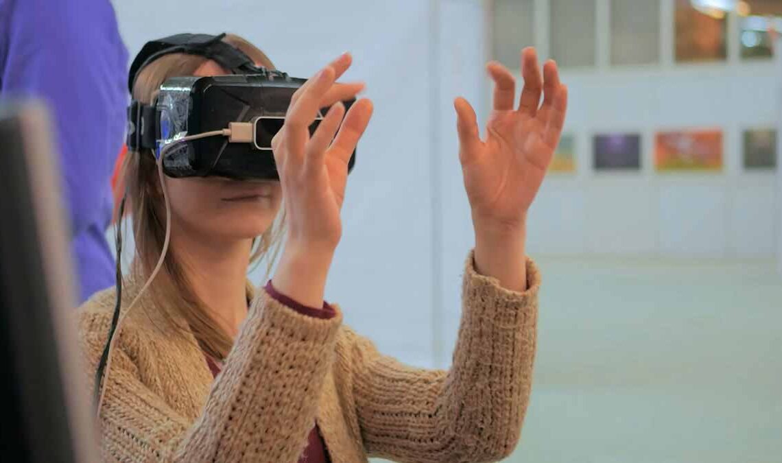 Étudiant avec un casque de réalité virtuelle