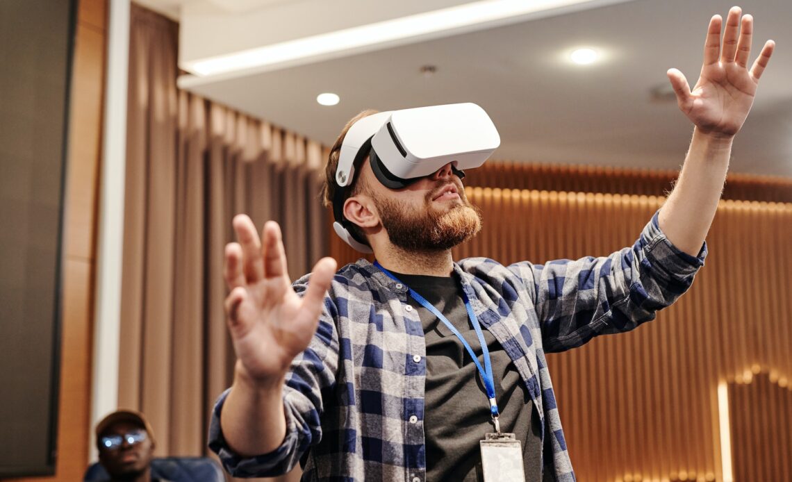 Homme avec un casque de réalité virtuelle pendant une conférence