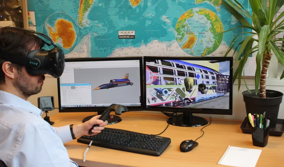 Ingénieur avec un casque VR et la solution TechVIz