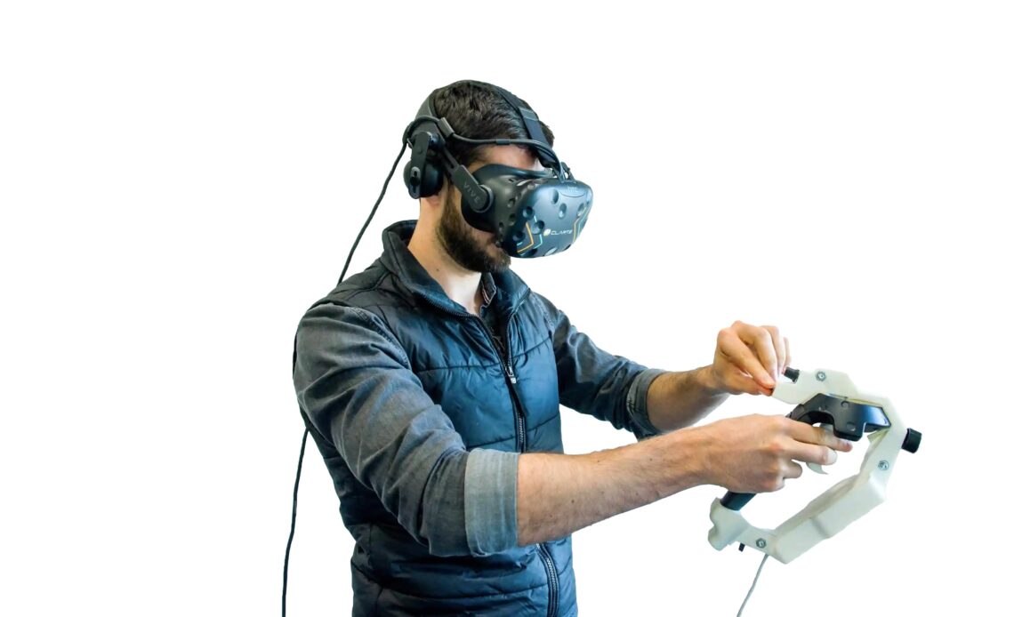 Homme avec un casque VR et un pistolet de peinture