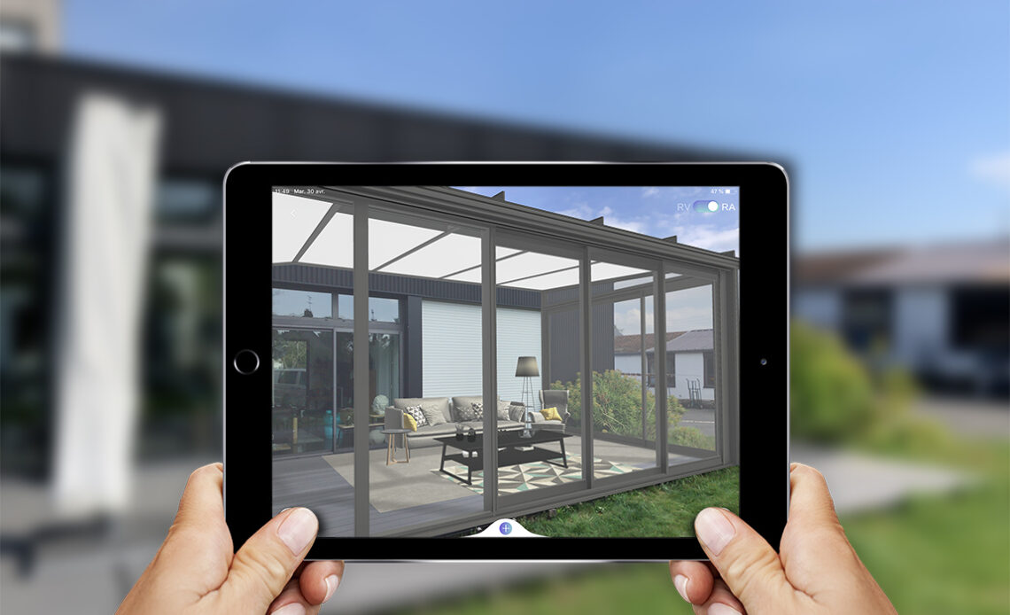 Tablette qui montre un projet immobilier en réalité augmentée