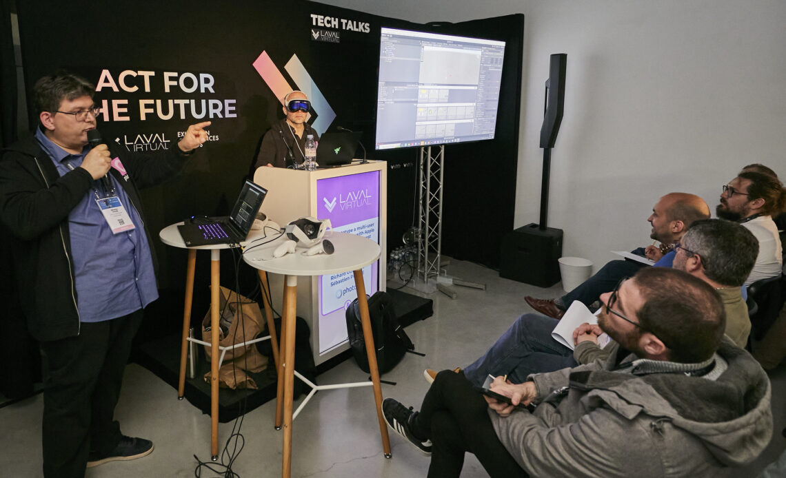 Démo d'un casque VR pendant les Tech Talks de Laval Virtual